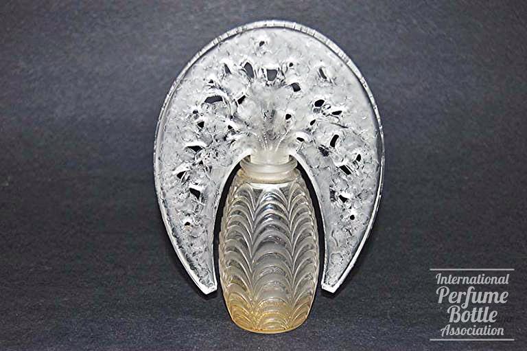 "Bouchon Fleurs de Pommier" by Lalique