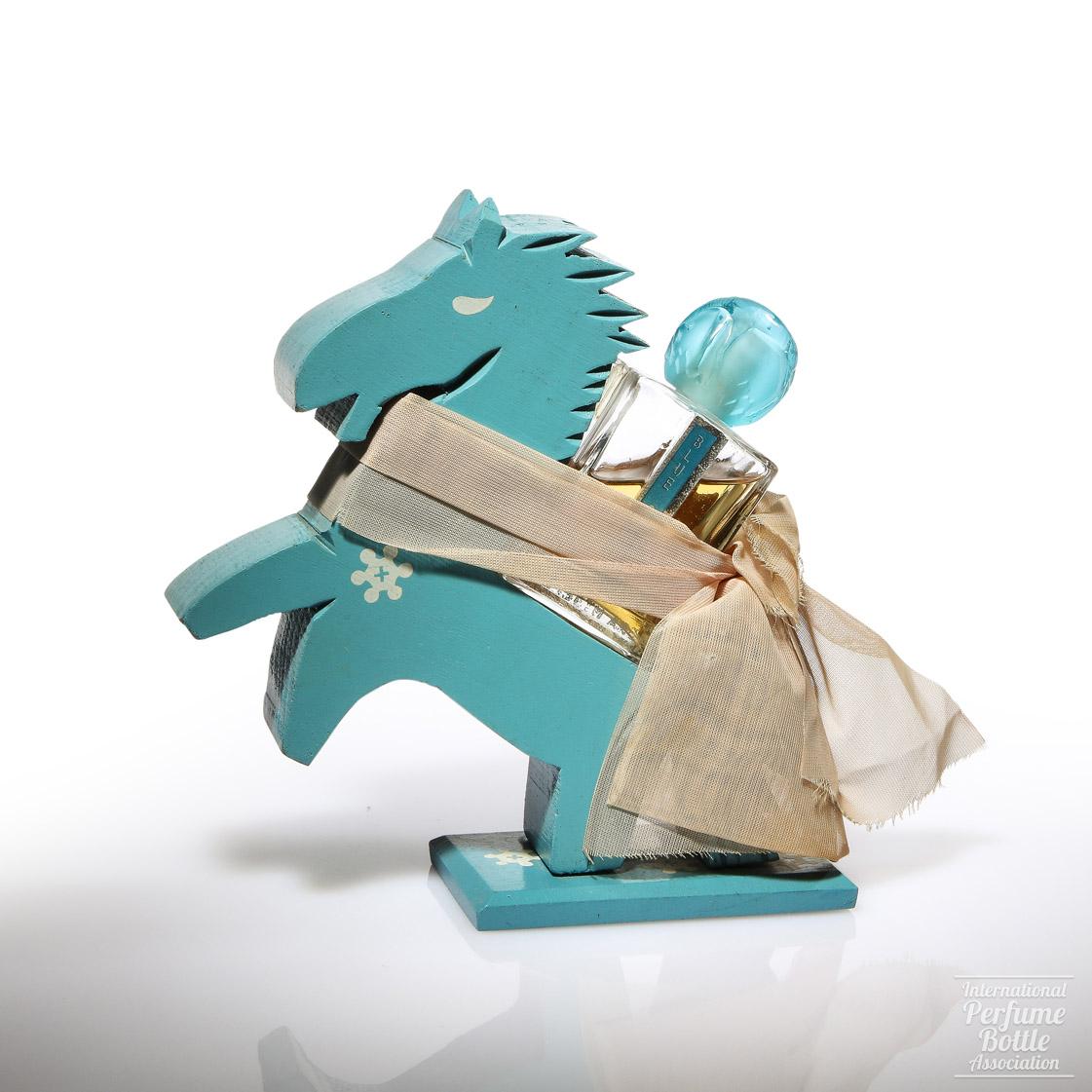 "Blue Grass" by Elizabeth Arden Wooden Horse Presentation