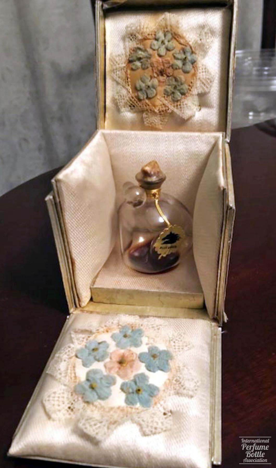 "Blue Grass" Perfume and Sachet Presentation by Elizabeth Arden